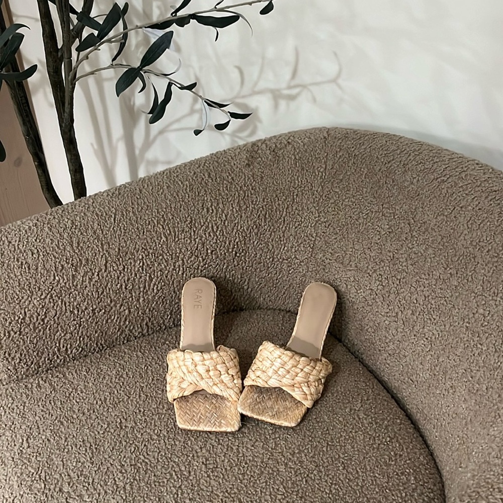 Revolve heels - Picture 2 of 3